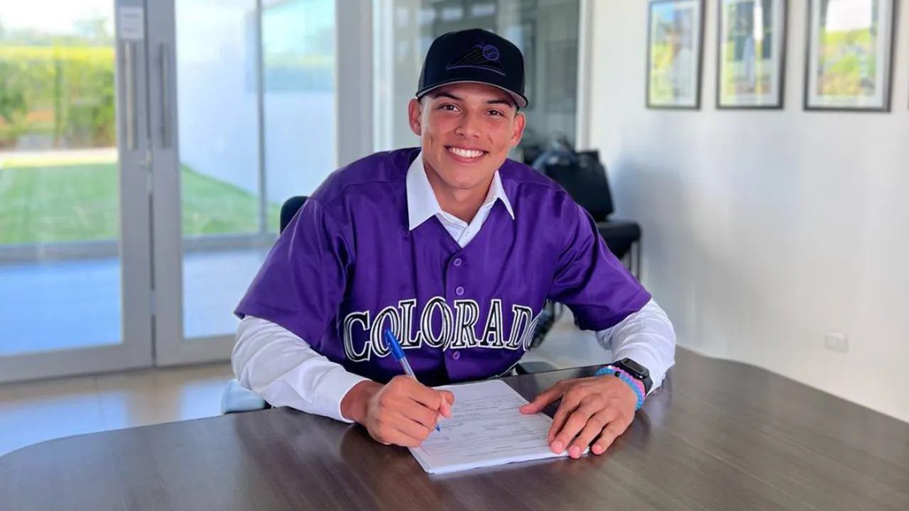 Abraham Elvira Jr. hace historia con los Rockies de Colorado