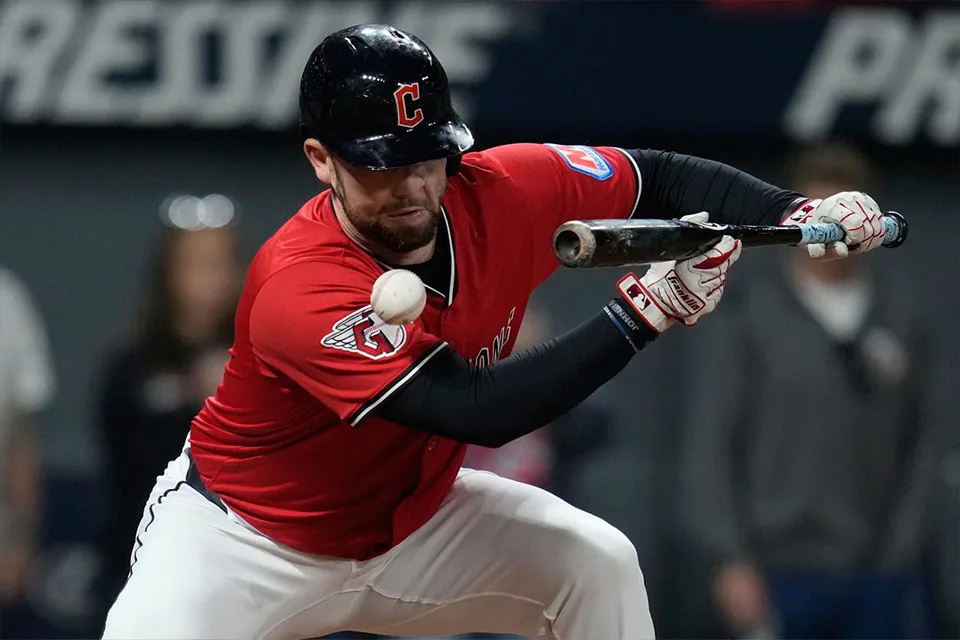 David Fry sufre fuerte golpe en el rostro tras un lanzamiento de 99 mph de Tarik Skubal