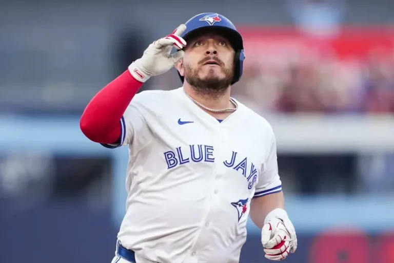 Alejandro Kirk brilla en su primer juego de Serie Mundial con los Blue Jays
