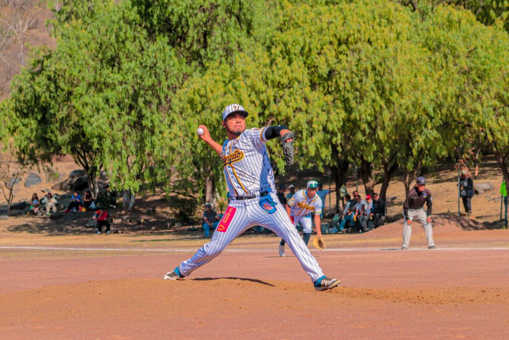 Luis de Luna debuta con récord de 17 ponches en la Liga Guanajuatense 2026