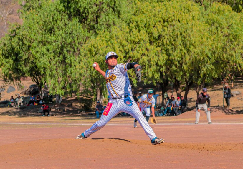 Luis de Luna debuta con récord de 17 ponches en la Liga Guanajuatense 2026