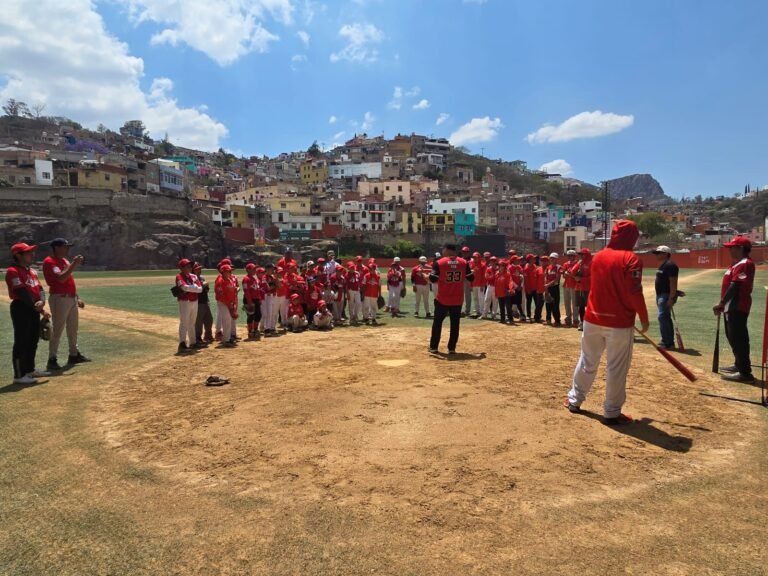 Edgar El Bambino Quintero en la Catedral del Béisbol en Guanajuato capital