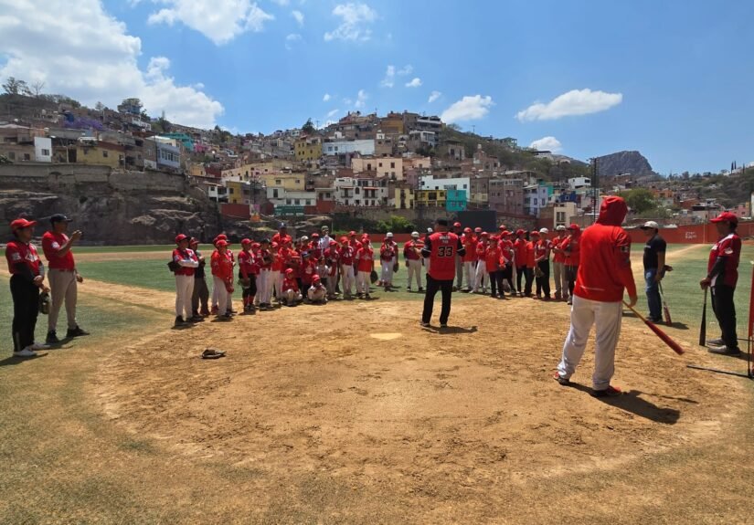 Edgar El Bambino Quintero en la Catedral del Béisbol en Guanajuato capital